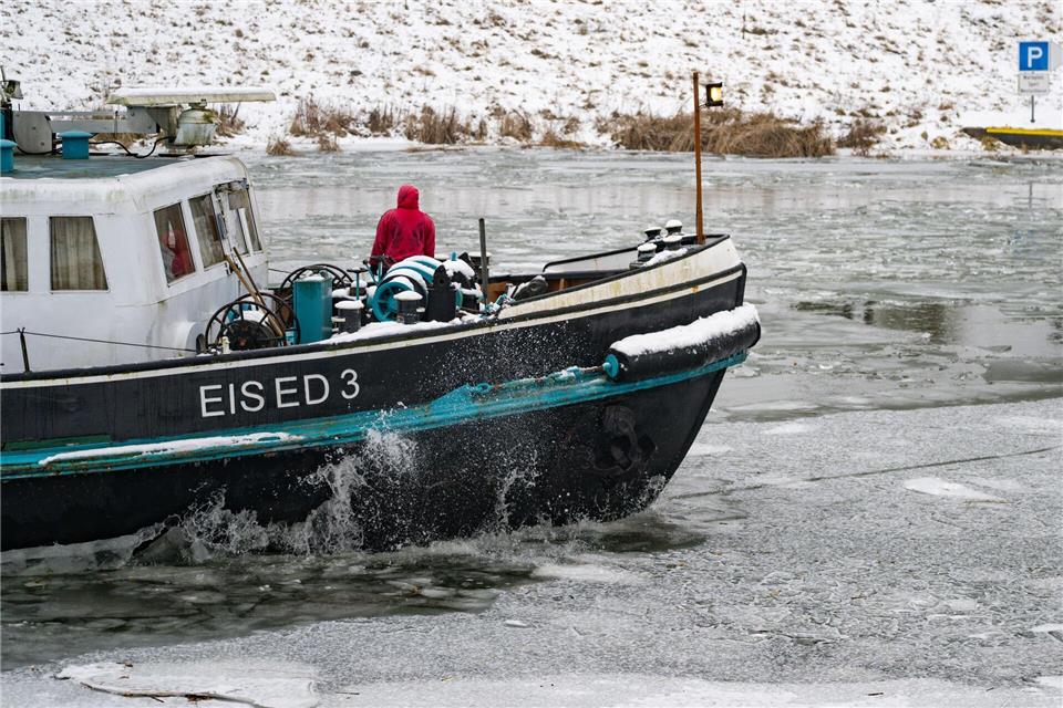 Ein Eisbrecher des Wasser- und Schifffahrtsamts Eberswalde bricht das Eis an der Schleuse Hohensaaten.Patrick Pleul/dpa