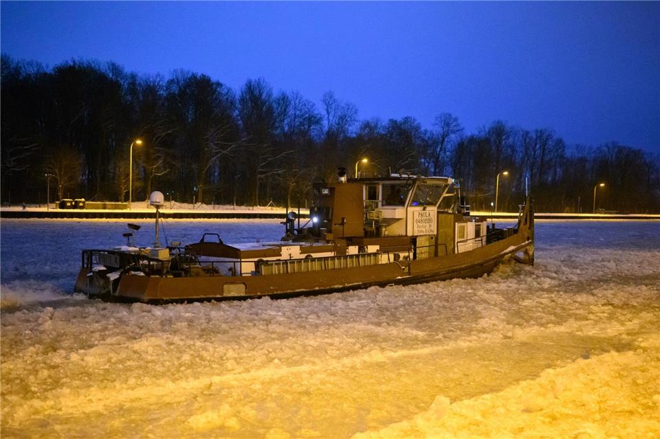 Ein Eisbrecher dreht am frühen Morgen auf dem vereisten Mittellandkanal vor der Schleuse Anderten Runden.Julian Stratenschulte/dpa
