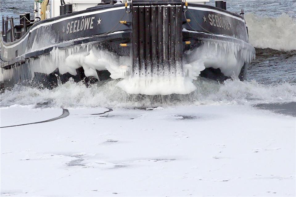 Ein Eisbrecher fährt bei eisigen Temperaturen im Regierungsviertel auf der Spree entlang.Wolfgang Kumm/dpa