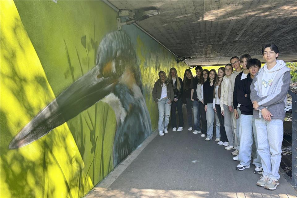 Ein Eisvogel empfängt Radfahrer und Fußgänger, die aus Richtung Rathaus den Nordring unterqueren.