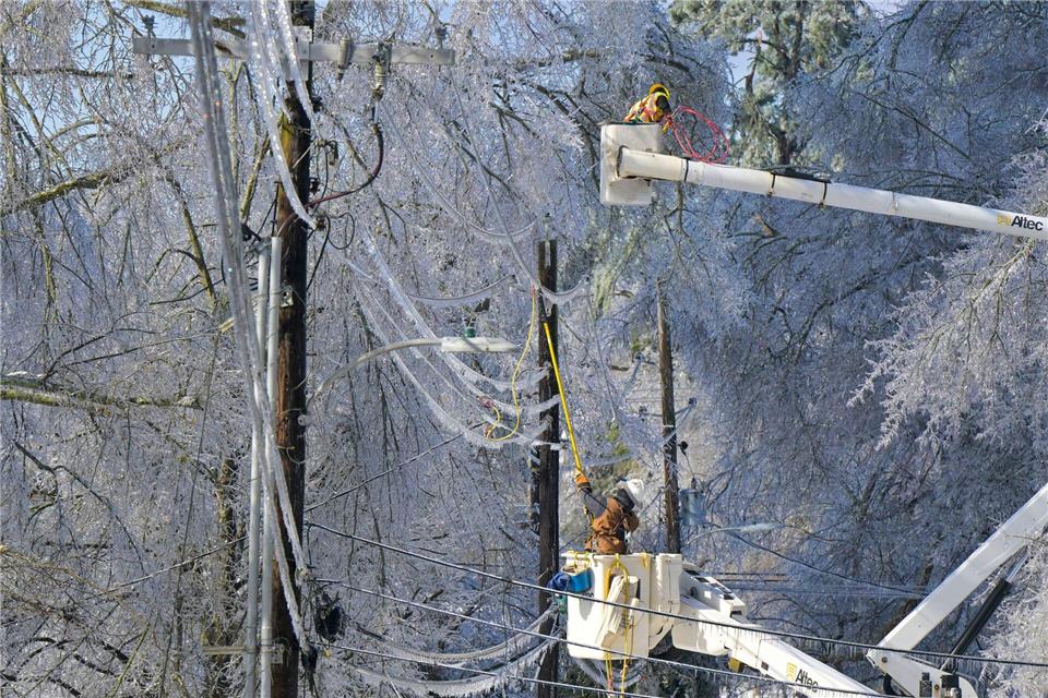 Ein Elektriker arbeitet nach einem Eissturm Wiederherstellung der Stromversorgung in Oxford, Mississippi.Bruce Newman/AP/dpa