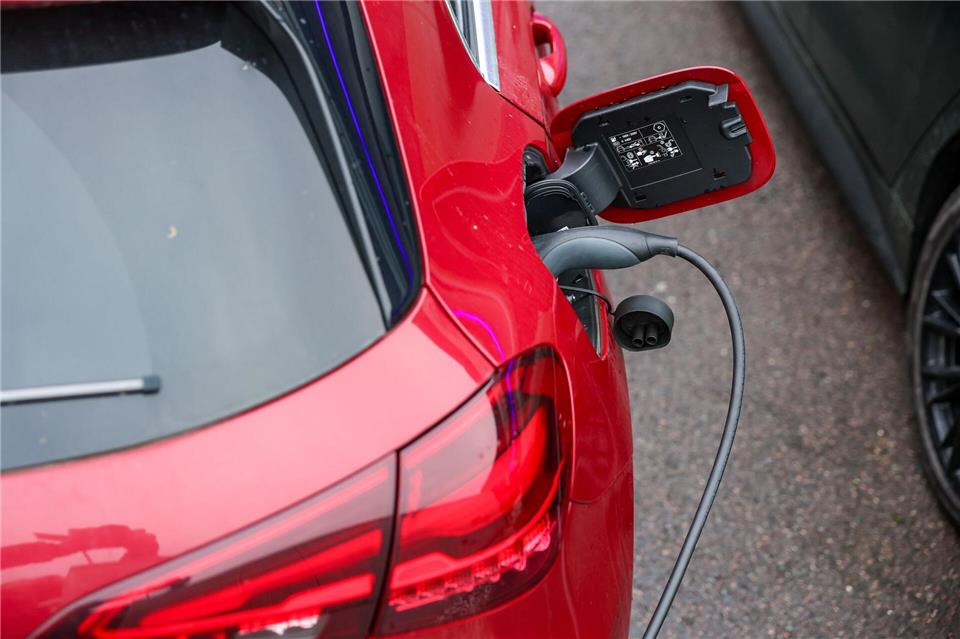 Ein Elektroauto an einer Ladesäule. E-Autos gewinnen laut HUK Coburg stark an Zuspruch. (Symbolbild)Jan Woitas/dpa