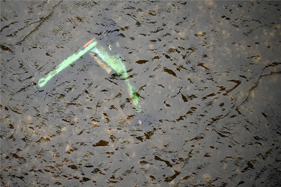 Ein Elektroroller ist bei niedrigem Wasserstand auf dem Grund des Rheins zu sehen. (Archivbild)Federico Gambarini/dpa