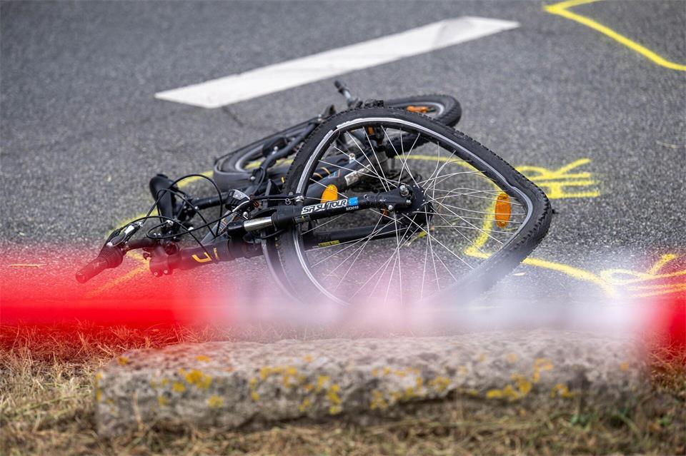 Ein Elfjähriger wird auf seinem Rad von einem Auto erfasst und schwer verletzt.Sina Schuldt/dpa