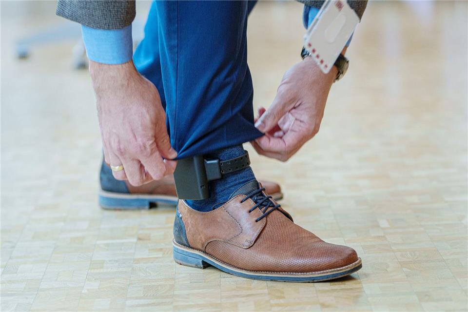 Ein Entwurf zur Änderung des Polizeiaufgabengesetzes sieht etwa die Einführung der elektronischen Fußfessel vor. (Symbolbild)Andreas Arnold/dpa