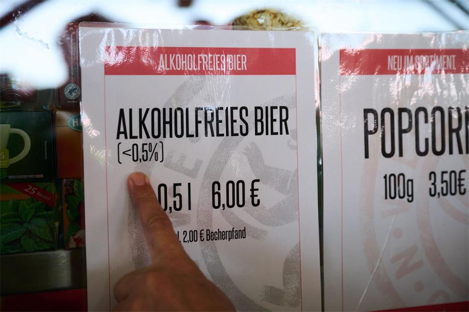 Ein Erfolg für die Gruppe: Im Stadion gibt es alkoholfreies Bier.Annette Riedl/dpa