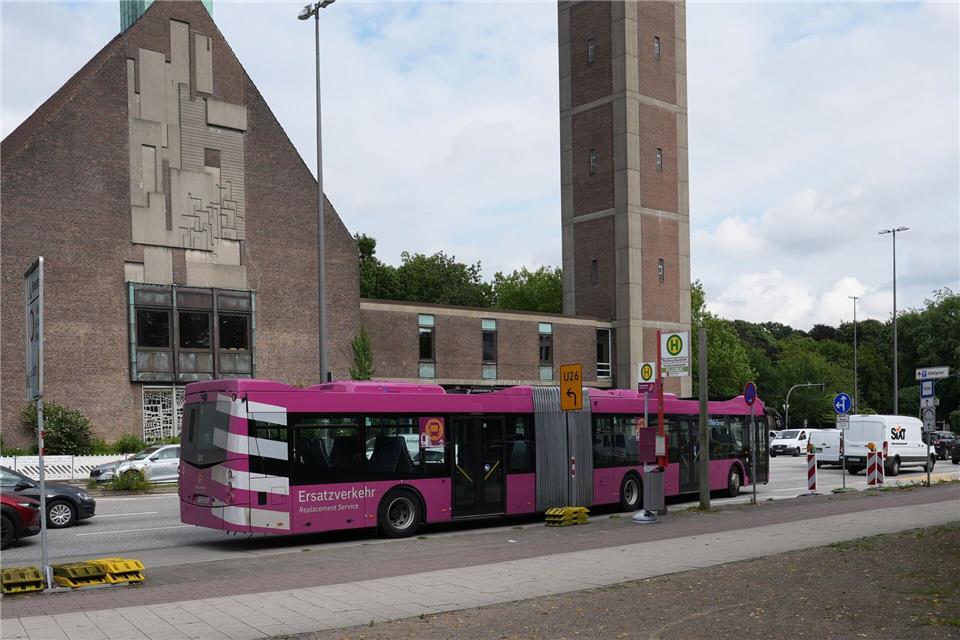 Reisen zwischen Hamburg und Berlin haben abgenommen Ein Ersatzbus steht in Hamburg an einer Haltestelle des Ersatzverkehrs. (Archivbild)Marcus Brandt/dpa