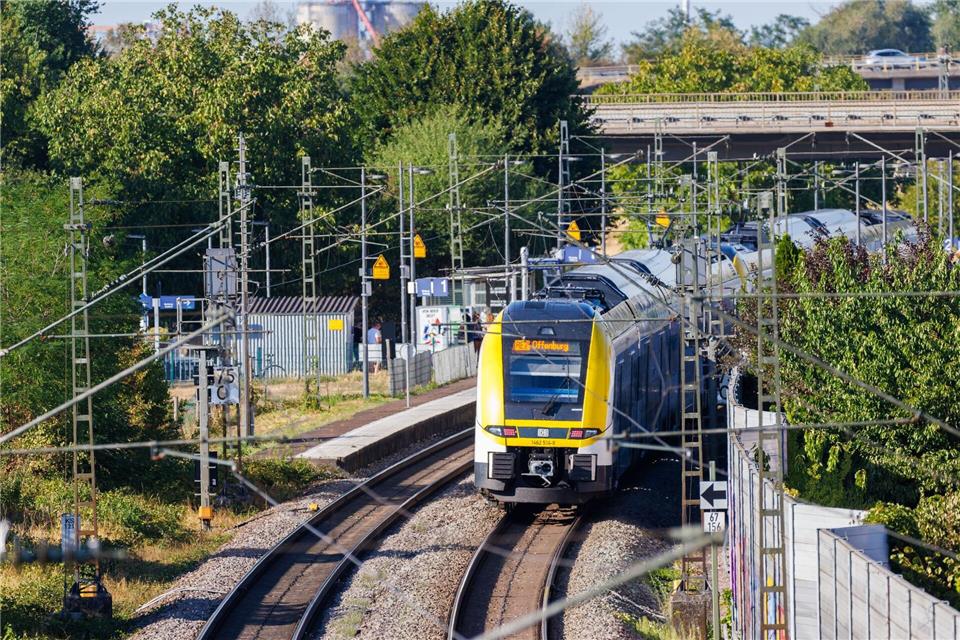 Ein Ersatzverkehr ist eingerichtet.Philipp von Ditfurth/dpa
