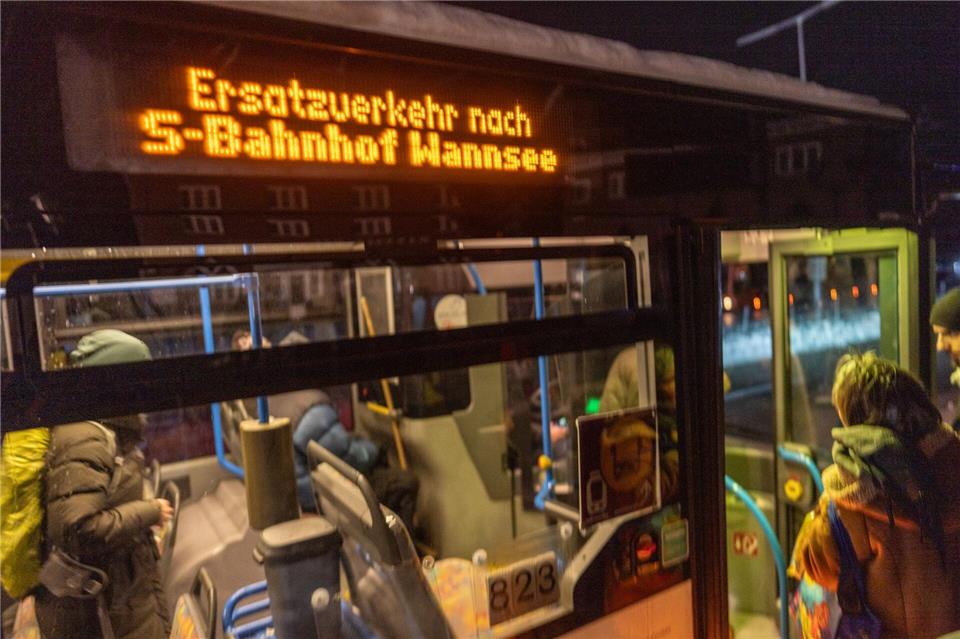 Ein Ersatzverkehr mit Bussen bringt die Fahrgäste zu ihren Zielen. Michael Kappeler/Dpa/dpa