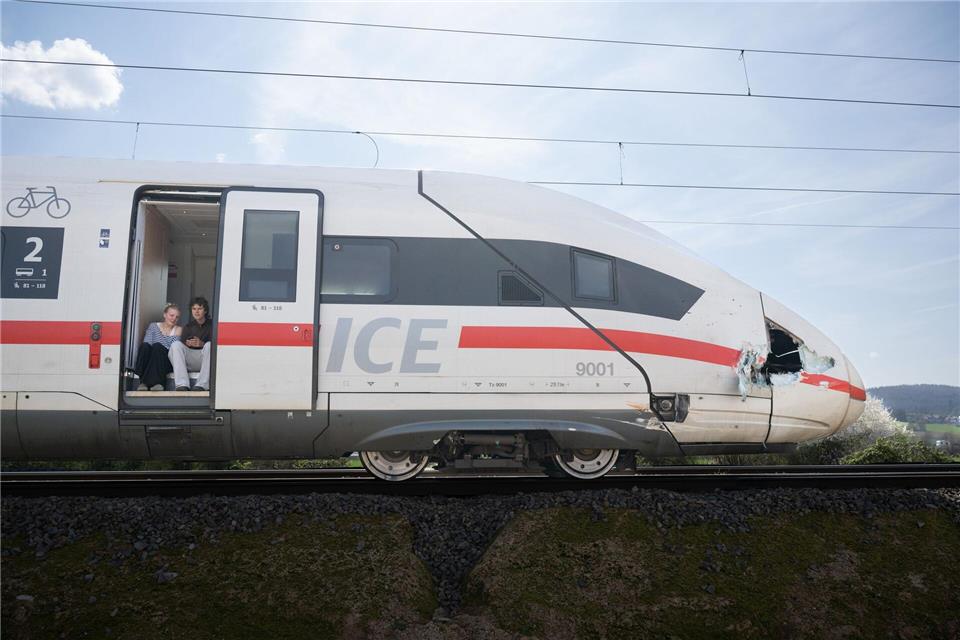 Ein Ersatzzug kam zur Unfallstelle, um die Fahrgäste aus dem ICE aufzunehmen. Boris Roessler/dpa
