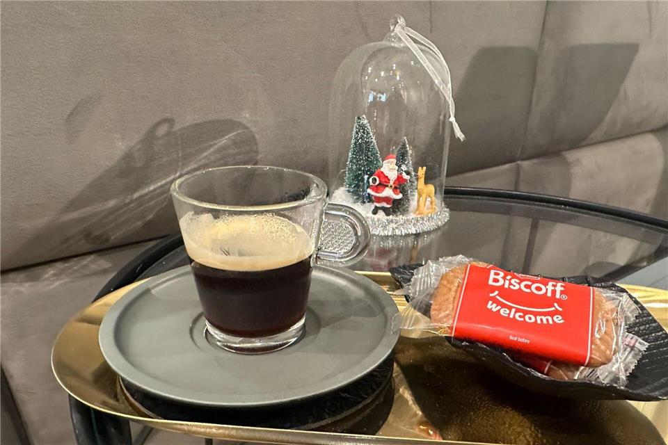 Ein Espresso und ein Karamellkeks dazu. So wird das serviert - hier in einem Berliner Friseursalon. (Archivbild)Gregor Tholl/dpa