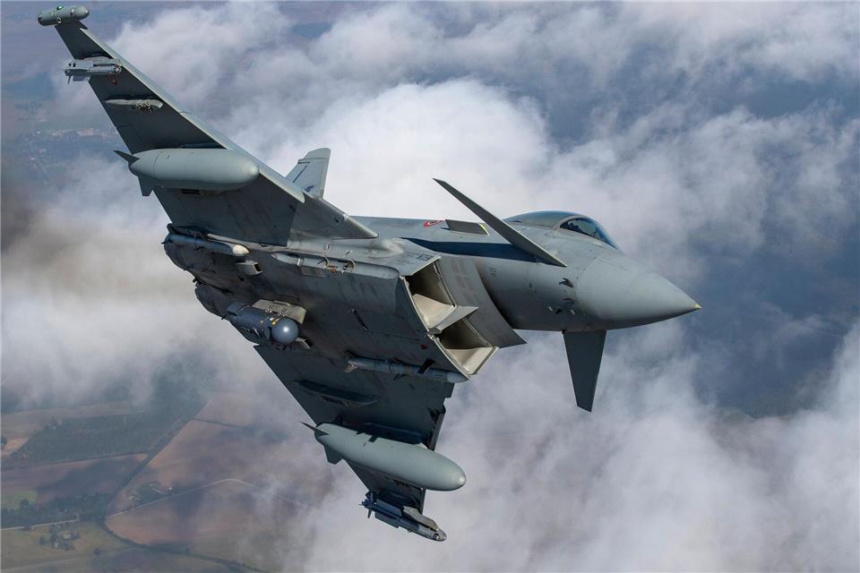 Ein „Eurofighter Typhoon“ der italienischen Luftwaffe holte die Drohne vom Himmel. (Archivbild)Mindaugas Kulbis/AP/dpa