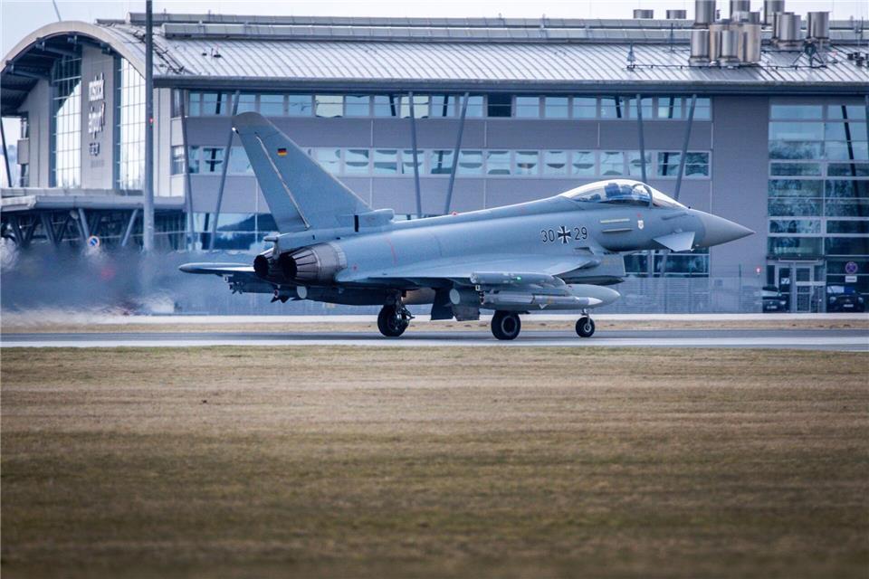 Ein Eurofighter auf dem Weg zum Start.Jens Büttner/dpa