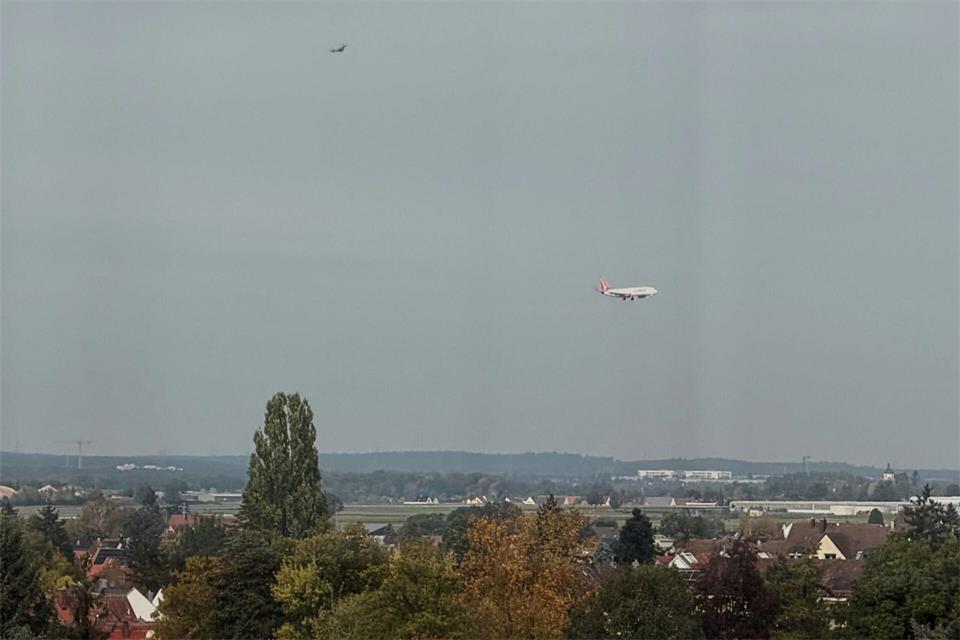 Ein Eurofighter begleitete das von der griechischen Insel Korfu kommende Flugzeug.Volker Weidinger/dpa