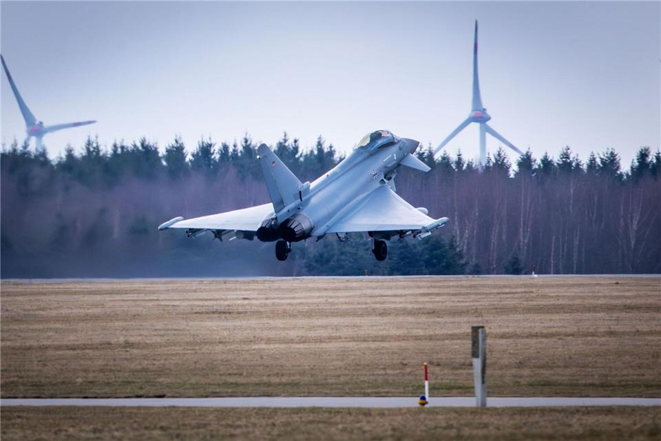 Ein Eurofighter der Luftwaffe startet am Stützpunkt Rostock-Laage. Jens Büttner/dpa