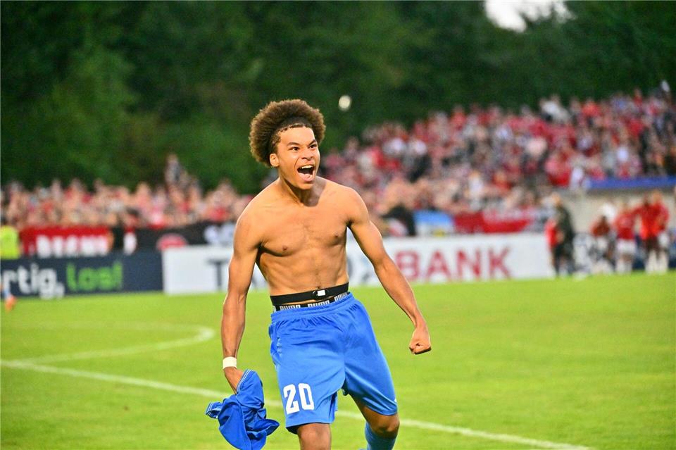 Ein Ex-Nürnberger als Pokalheld von Illertissen: Clayton Irigoyen jubelte nach seinem entscheidenden Elfmeter in Runde eins. (Archivfoto).Jan-Philipp Strobel/dpa