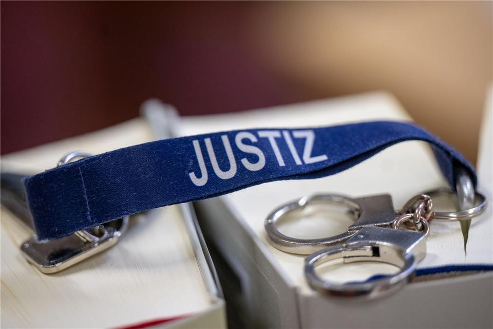 Ein Ex-Polizist, der mit gestohlenen Daten rund 330.000 Euro erschlichen haben, erhielt eine mehrjährige Haftstrafe. (Symbolbild)Monika Skolimowska/dpa