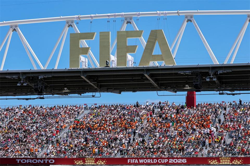 Ein FIFA-Logo bei WM in den USA, Mexiko und Kanada. (Archivbild)Jan Woitas/dpa