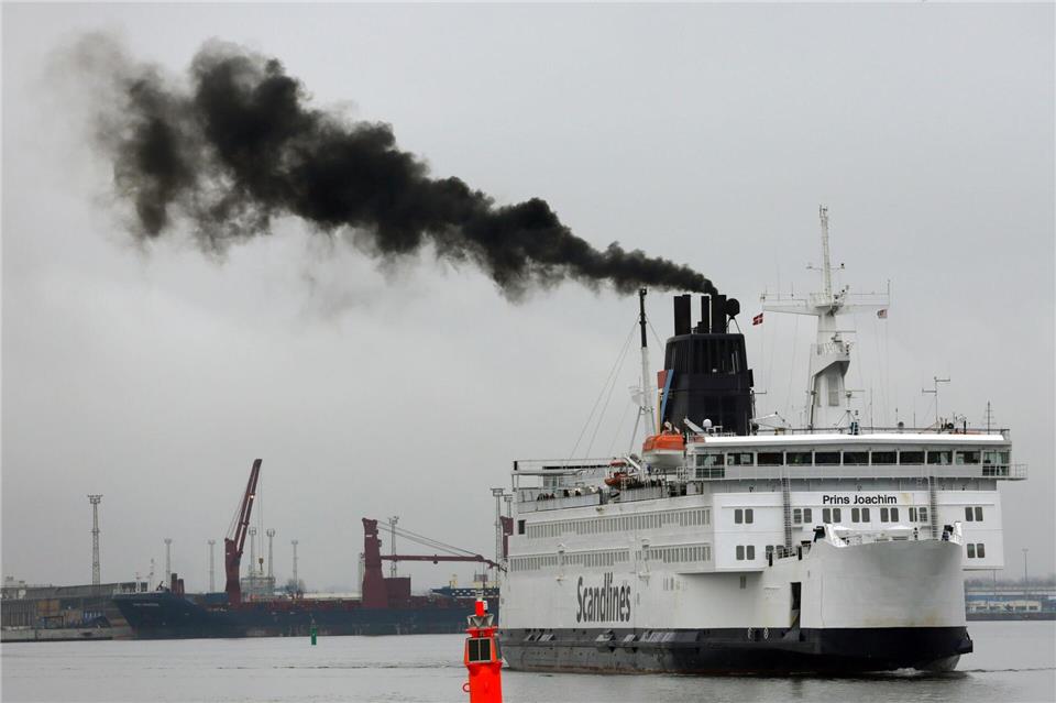 Ein Fährschiff stößt 2013 im Ostseebad Rostock-Warnemünde eine Abgaswolke aus. (Archivbild)picture alliance / ZB