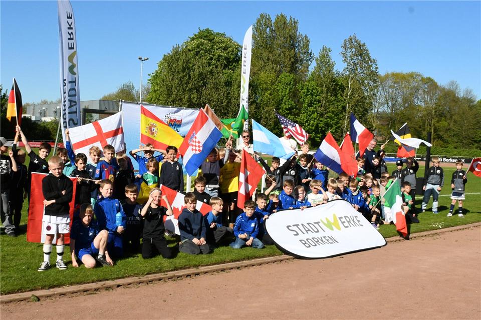 Ein Fahnenmeer in der Netgo-Arena: 24 F-Junioren-Teams bekamen gestern ihre Nationen zugelost, die sie bei der „BZ Mini-WM powered by Stadtwerke Borken“ am 13. Juni an selber Stelle vertreten.