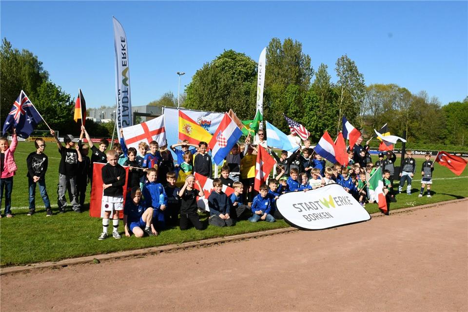 Ein Fahnenmeer in der Netgo-Arena: 24 F-Junioren-Teams bekamen gestern ihre Nationen zugelost, die sie bei der „BZ Mini-WM powered by Stadtwerke Borken“ am 13. Juni an selber Stelle vertreten.