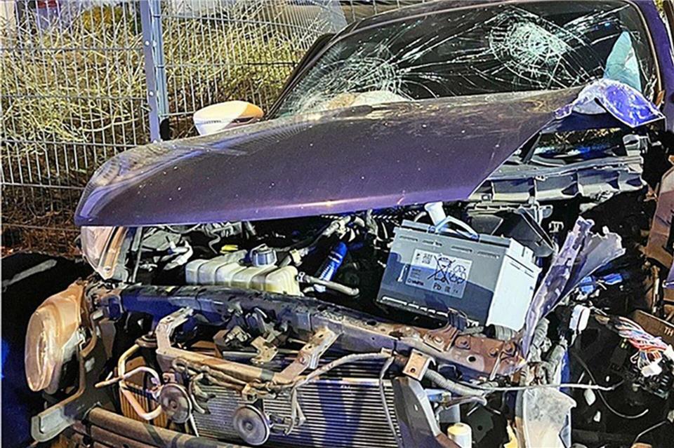 Ein Fahrer verliert am Steuer die Kontrolle, das Auto prallt gegen einen Ampelmast: Zwei Menschen werden schwer verletzt.Kreispolizeibehörde Mettmann/dpa