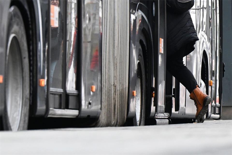 Ein Fahrgast steigt in einen Bus in Esslingen. (Archivbild)Bernd Weißbrod/dpa