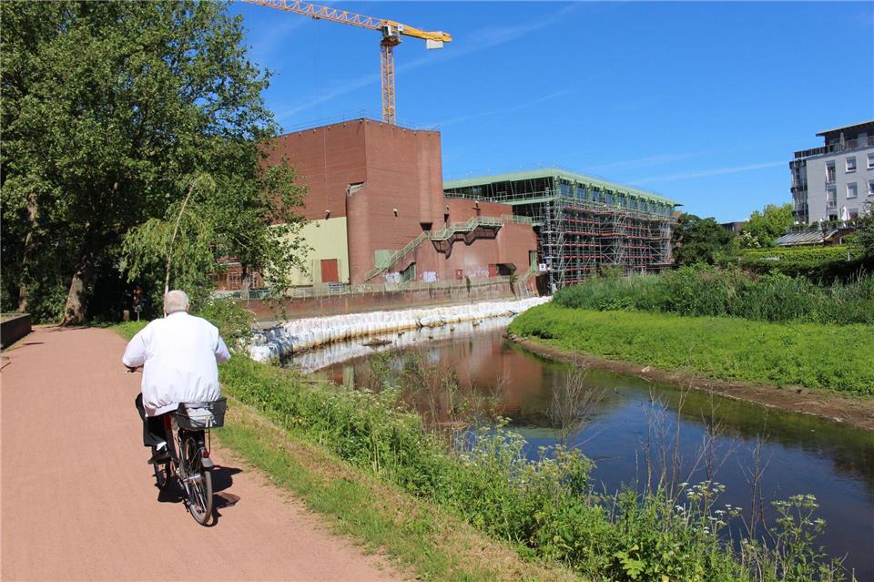 Ein Fahrradfahrer fährt am städtischen Bühnenhaus in Bocholt vorbei. Die aufwendigen Arbeiten am Bühnenhaus und dem direkt daneben liegenden Rathaus laufen seit langem. (Archivbild)Volker Danisch/dpa