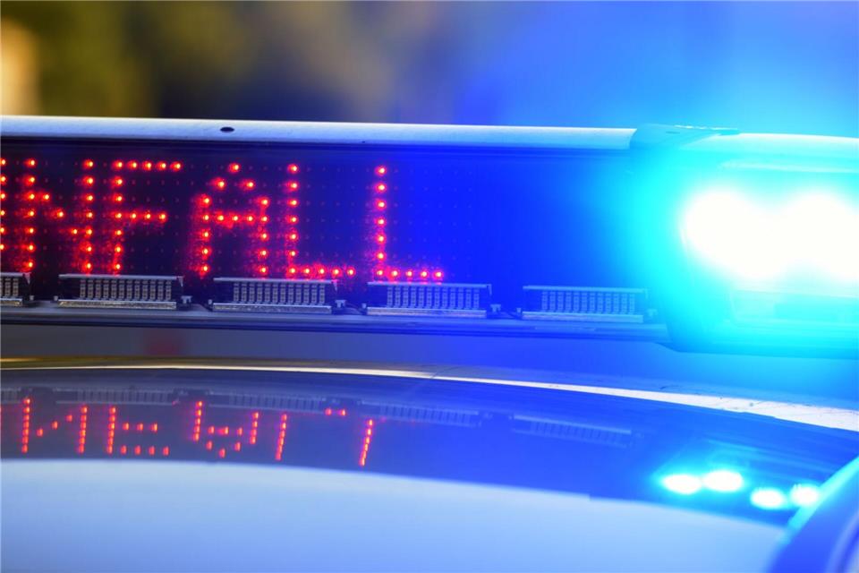 Ein Fahrradfahrer stirbt bei einer Kollision mit einem Lkw. (Symbolbild)Stefan Puchner/dpa