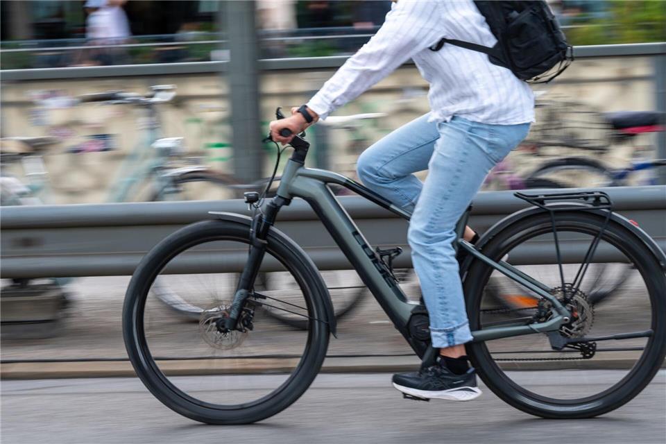 Ein Fahrradfahrer wird bei einem Unfall von einem Unfall erfasst. (Symbolbild)Leonie Asendorpf/dpa