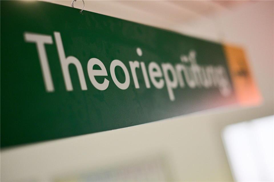 Ein Fahrschüler wollte bei der Führerscheinprüfung mit technischen Hilfsmitteln betrügen. (Symbolbild)Sebastian Gollnow/dpa