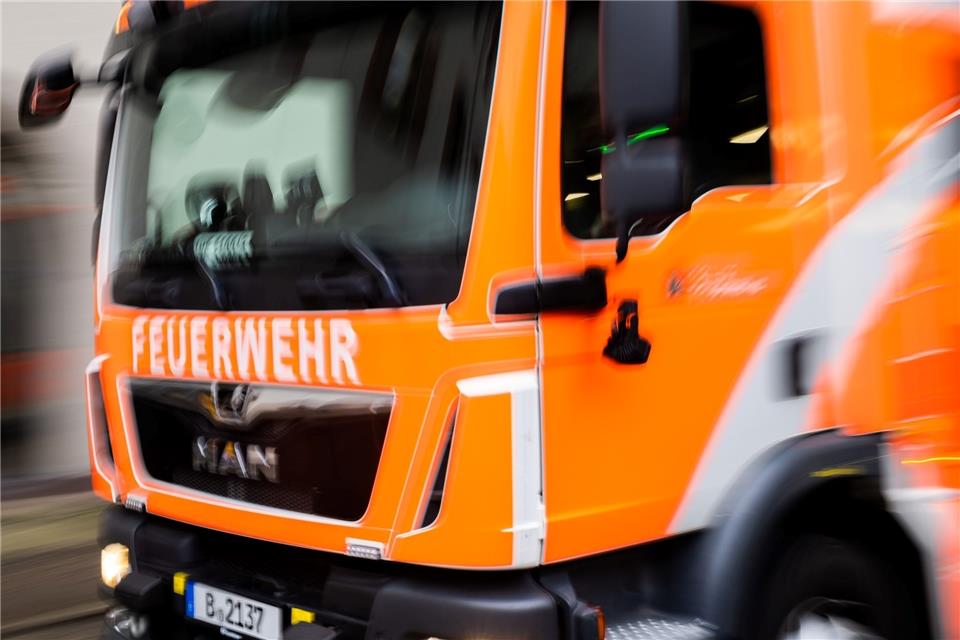 Ein Fahrzeug der Berliner Feuerwehr fährt zu einem Einsatz.