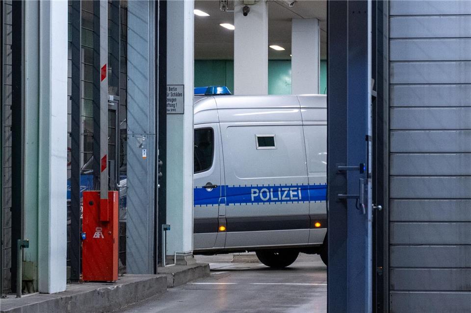 Ein Fahrzeug der Polizei steht im Bereitschaftsgericht vom Amtsgericht Tiergarten in Berlin, nachdem die Polizei am Samstag einen Mann festgenommen hat, der einen Anschlag geplant haben soll. Christophe Gateau/dpa