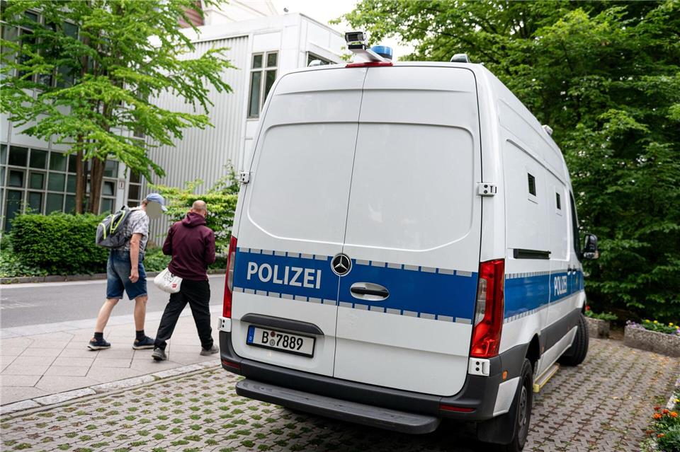 Ein Fahrzeug der Polizei steht vor dem Gebäude der Klinik.Fabian Sommer/dpa