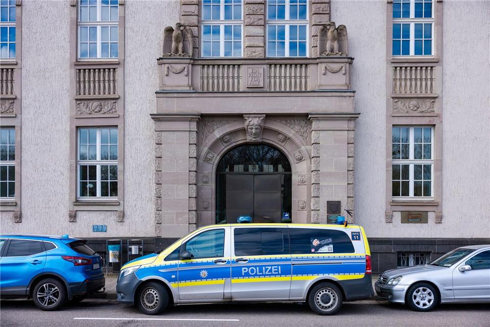 Ein Fahrzeug der Polizei steht vor dem Landgericht Saarbrücken.Laszlo Pinter/dpa