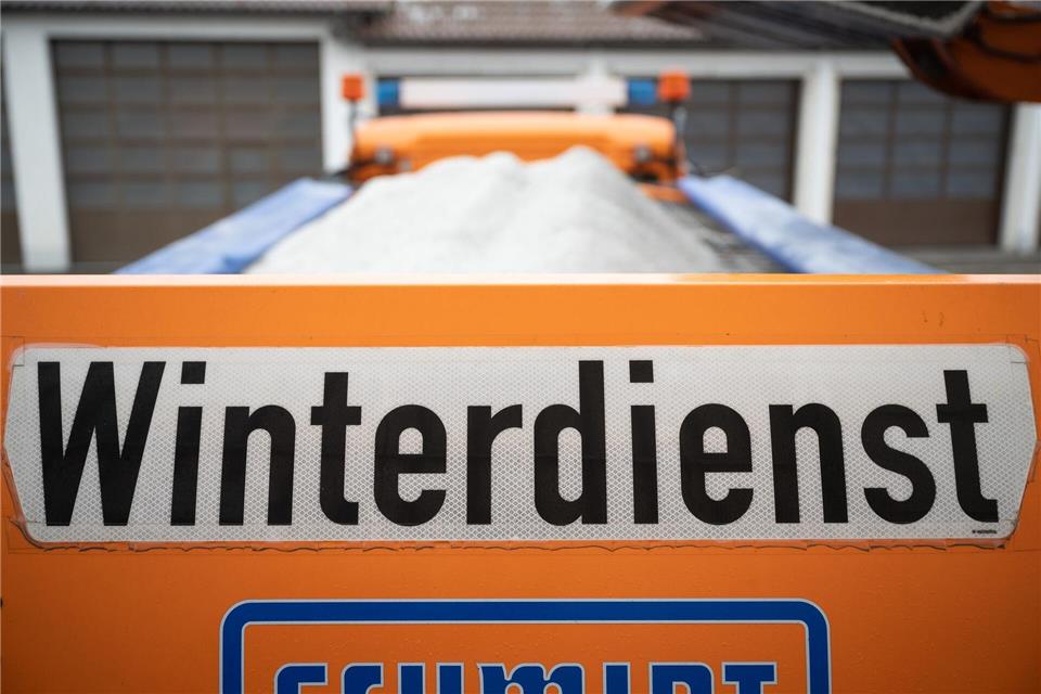 Ein Fahrzeug des Winterdienstes ist in Brand geraten.(Illustration)Sebastian Gollnow/dpa