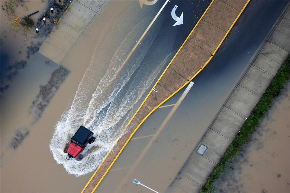 Ein Fahrzeug fährt durch die Fluten im US-Bundesstaat Washington.Nick Wagner/The Seattle Times/AP/dpa