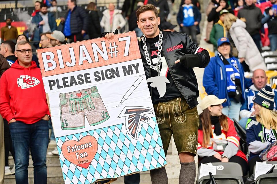 Ein Falcons-Fan hoffte auf ein Autogramm von Running Back Bijan Robinson.Sebastian Christoph Gollnow/dpa