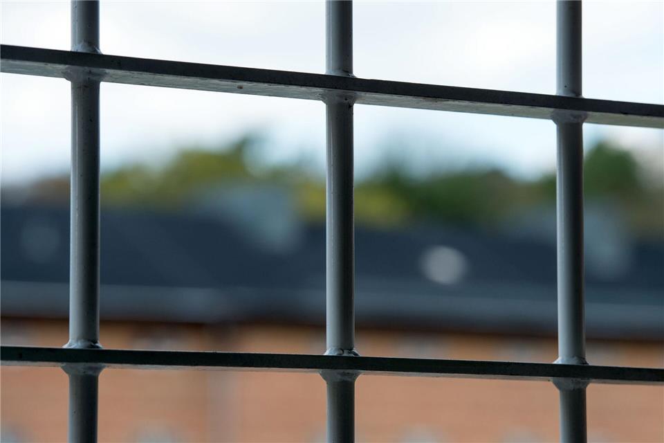 Ein Fall, der die Öffentlichkeit schockt: Im Maßregelvollzug in Brandenburg an der Havel soll ein untergebrachter Mann ein Kind schwer sexuell missbraucht haben. (Archivbild)Patrick Pleul/dpa