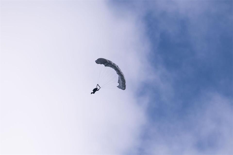 Ein Fallschirmspringer ist bei einer Landung nahe dem Flugplatz Günzburg verletzt worden. (Symbolbild)Silas Stein/dpa