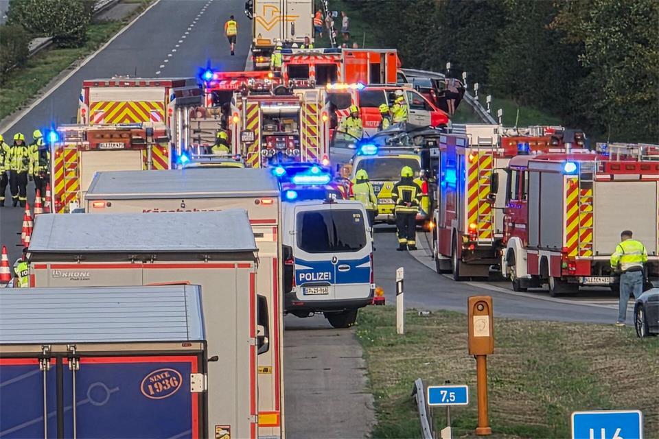 Ein Familienvater kommt bei dem Unfall ums Leben.  Guido Schulmann/dpa