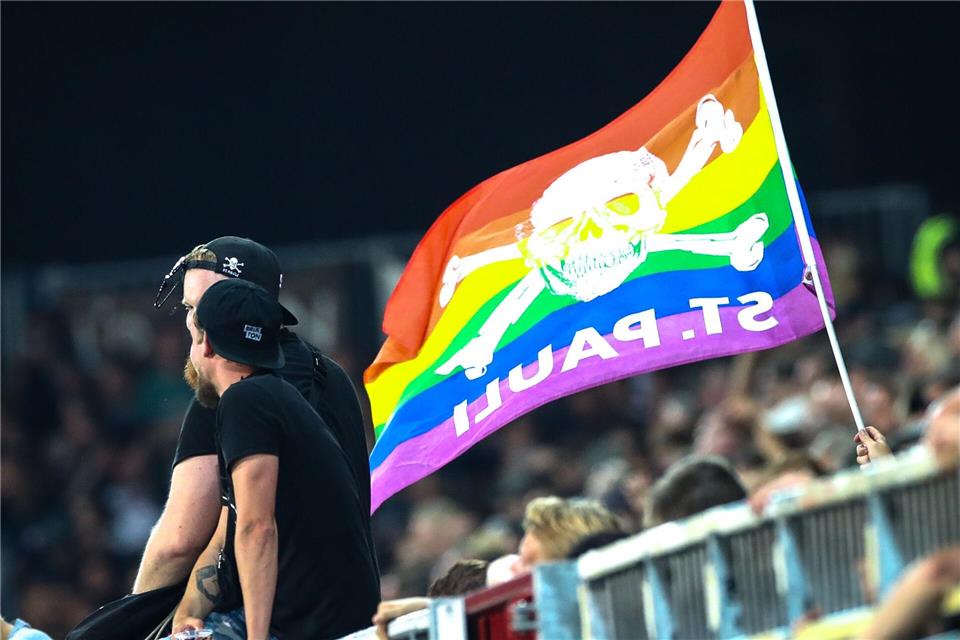 Ein Fan-Netzwerk des FC St. Pauli ruft dazu auf, beim Heimspiel gegen Wolfsburg Regenbogenfarben zu tragen.Christian Charisius/dpa