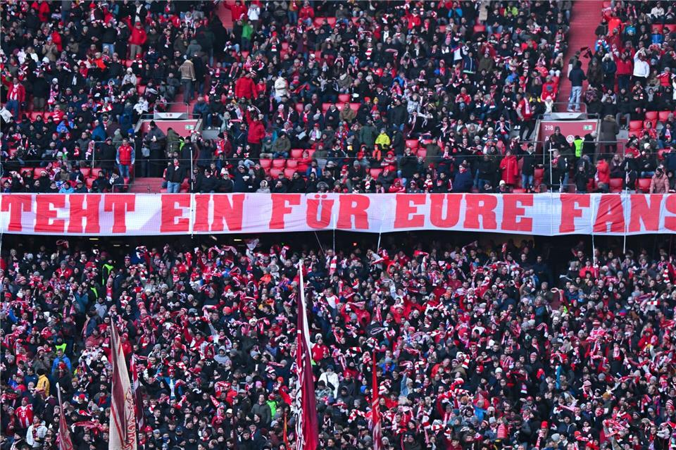 Ein Fan-Plakat in der Münchner Arena.Sven Hoppe/dpa