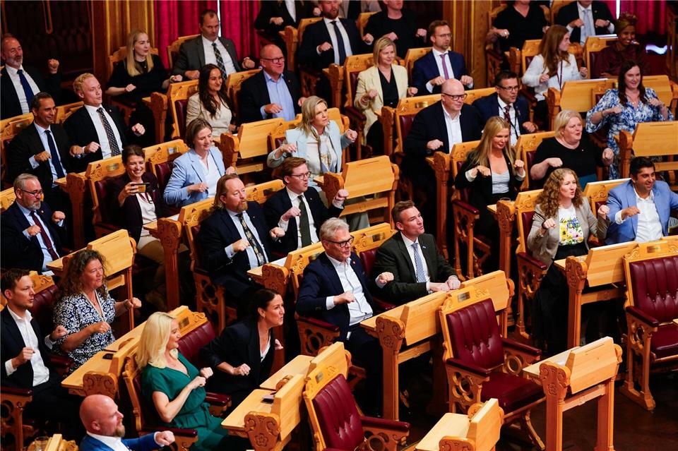 Ein Fan-Schlachtruf erreicht das Parlament: Auch die norwegischen Abgeordneten „rudern“.Håkon Mosvold Larsen/NTB/dpa