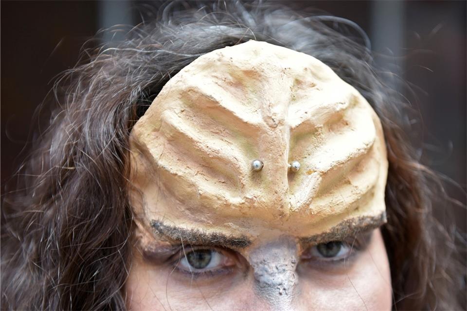 Ein Fan mit Klingonen-Stirn - „Ich hätte nie gedacht, dass mal so viele Menschen Klingonisch lernen“, sagte dessen Entwickler, der US-amerikanische Sprachwissenschaftler Marc Okrand über den Zuspruch zu seiner Sprache.