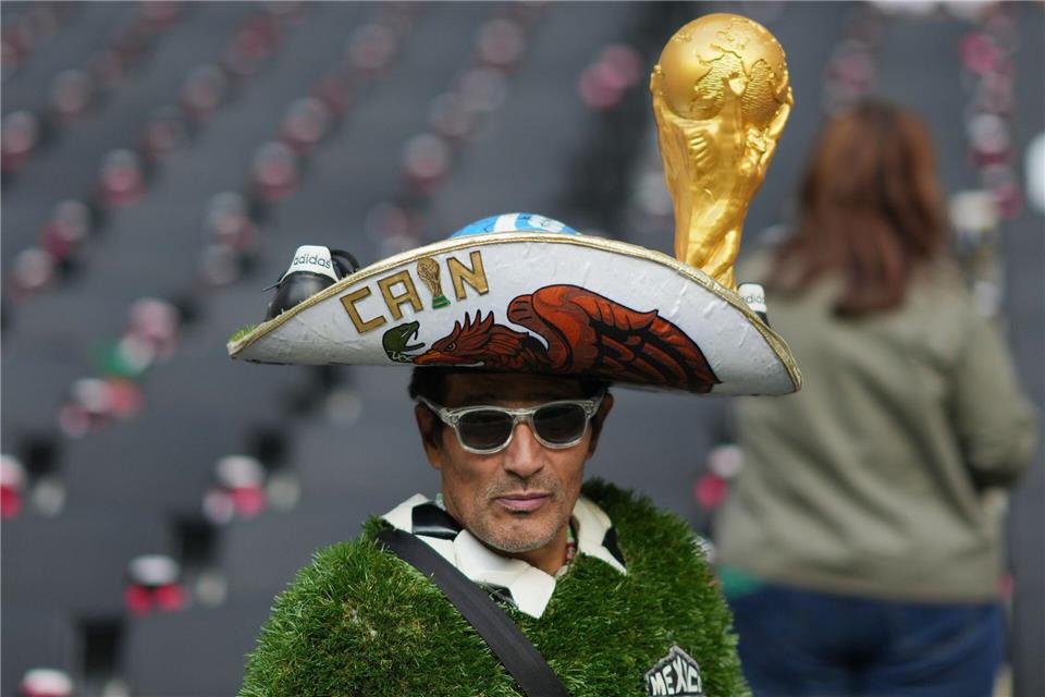 Ein Fan posiert für Fotos vor dem internationalen Freundschaftsspiel zwischen Mexiko und Portugal.Eduardo Verdugo/AP/dpa