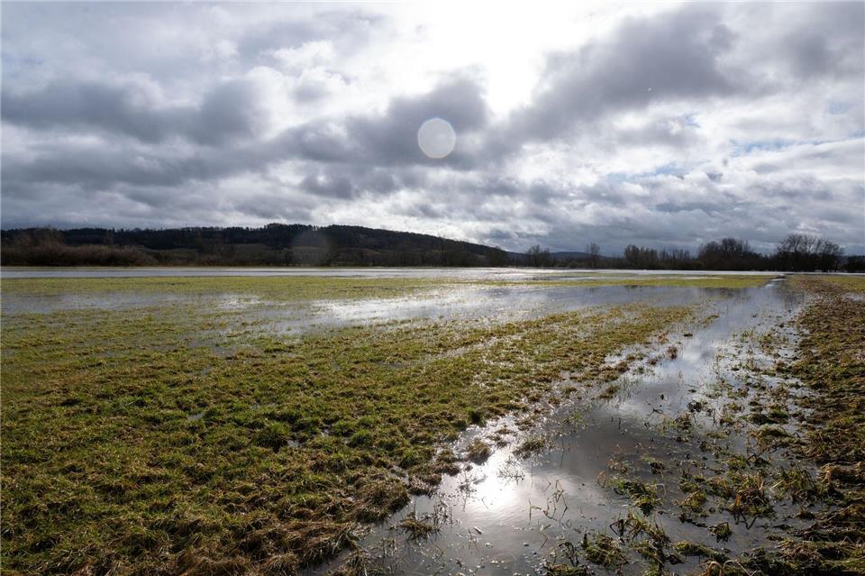 Ein Feld steht unter Wasser, nachdem es in Nordbayern viel geregnet hat und der Schnee weggetaut ist.Pia Bayer/dpa