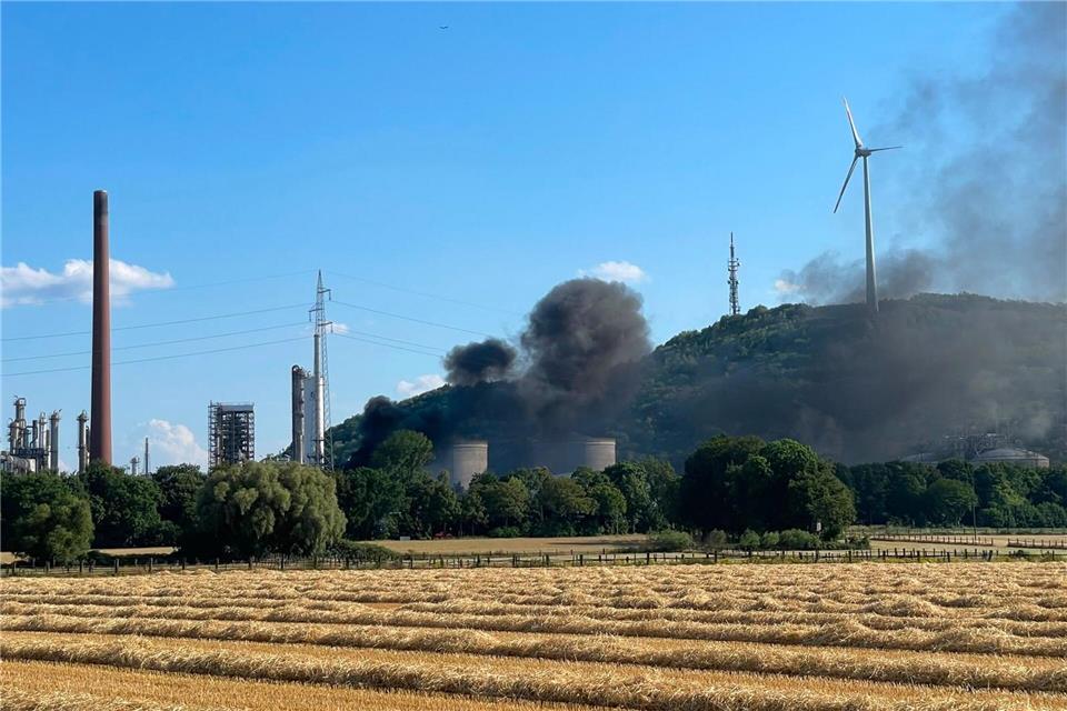 Ein Feuer auf einem Raffinerie-Gelände im Gelsenkirchener Stadtteil Scholven sorgt für eine starke Rauchentwicklung.Justin Brosch/dpa