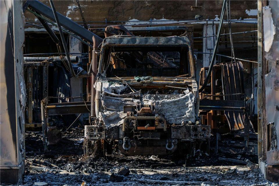 Feuerwache brennt - „Wir mussten unser Zuhause löschen“ Ein Feuer hat am frühen Morgen im Gerätehaus der Feuerwache in Stadtallendorf gewütet und Einsatzfahrzeuge wie dieses zerstört. (Foto aktuell)Andreas Arnold/dpa