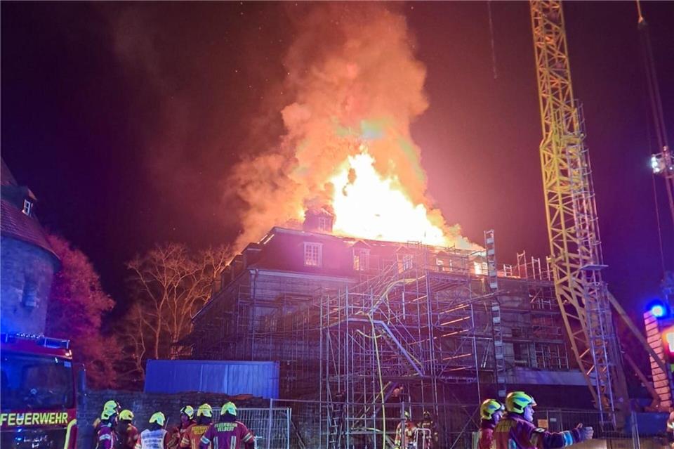 Ein Feuer hat das historische Schloss in Velbert stark geschädigt.Marcel Borowski/dpa